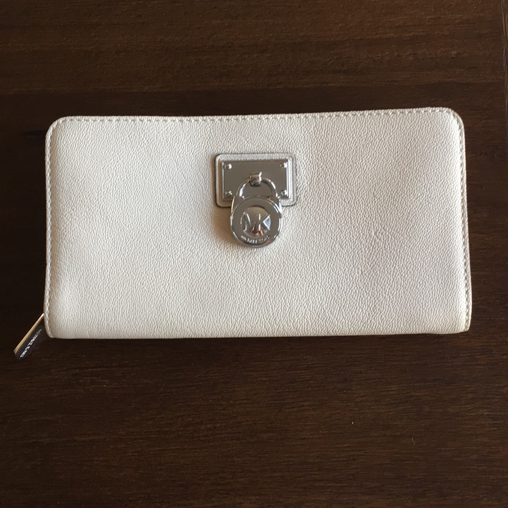 Michael Kors Cream Wallet - Like New